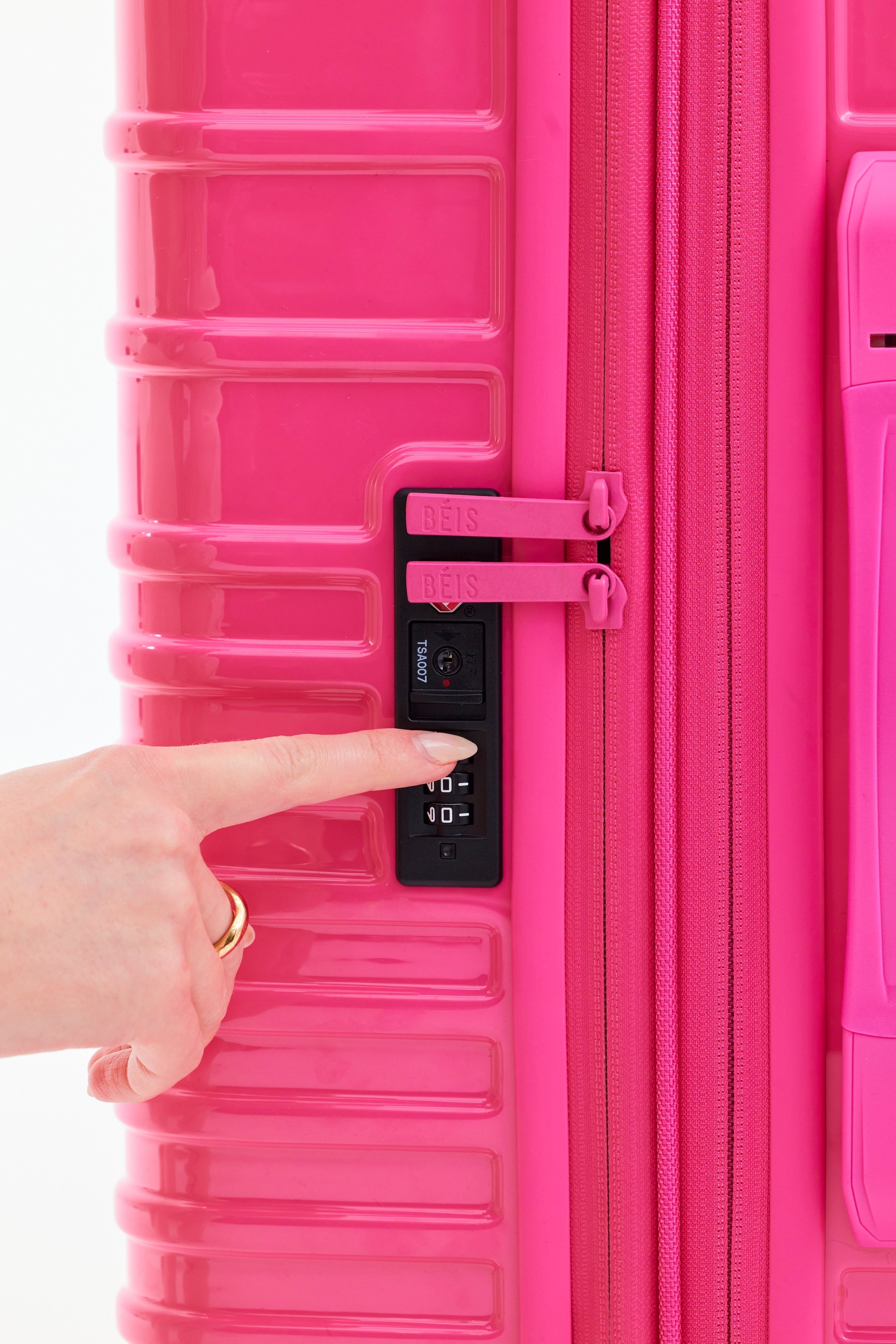 The Medium Check-In Roller in Barbieª Pink