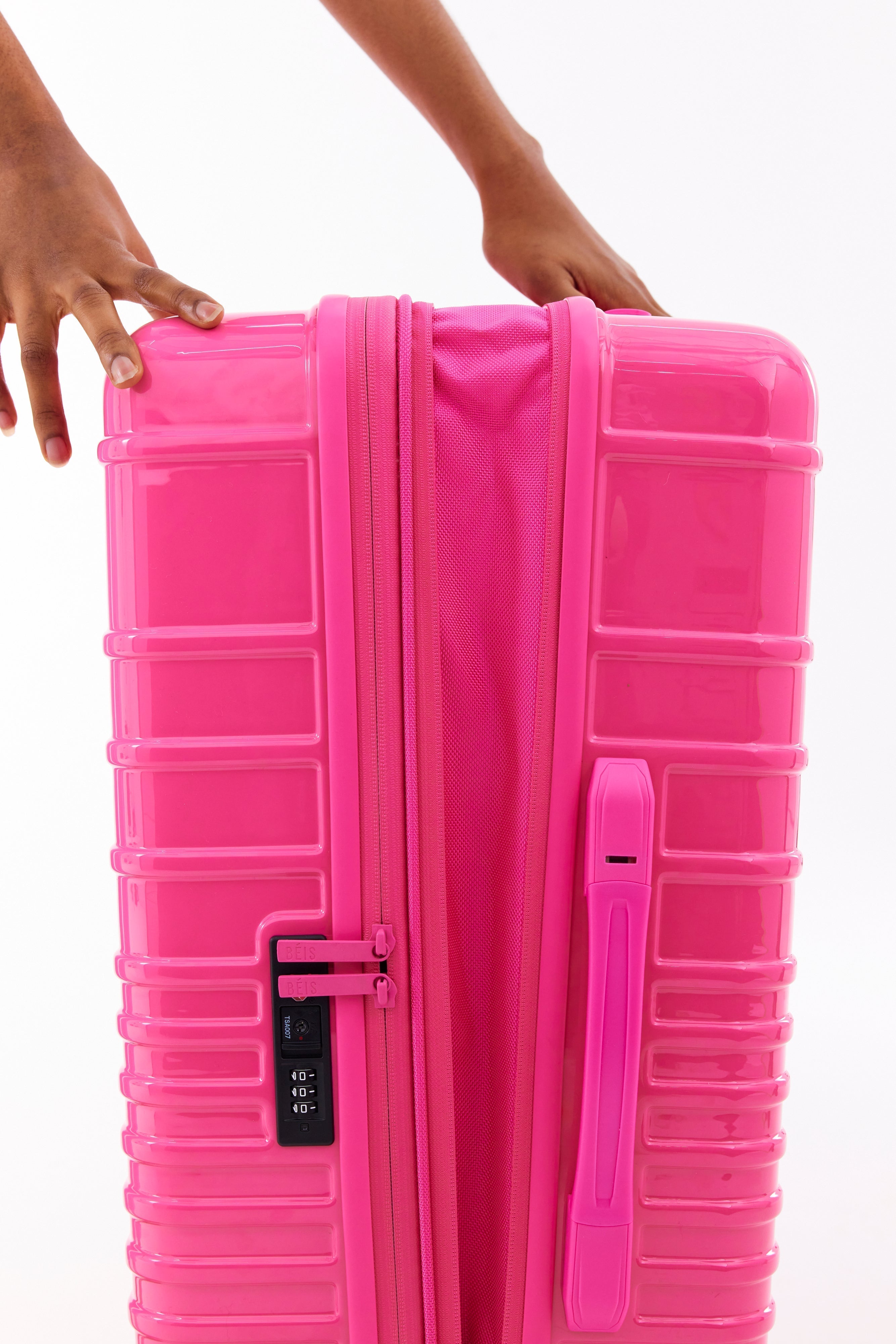 The Medium Check-In Roller in Barbieª Pink