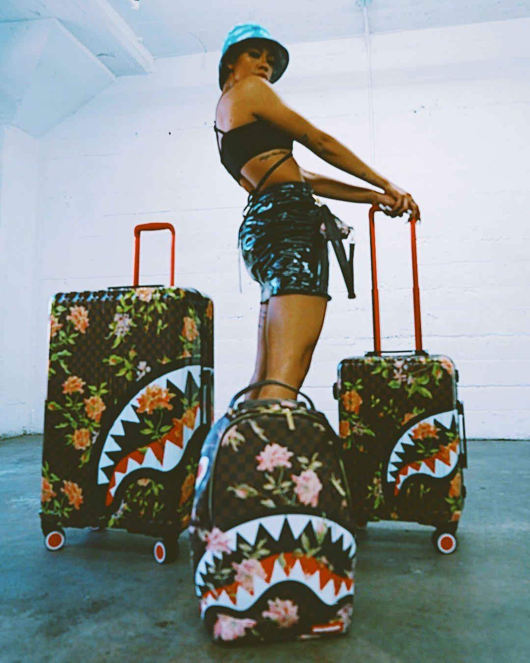 SHARKFLOWER 29.5? FULL-SIZE SHARKNAUTICS LUGGAGE